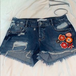Shorts with flower accent